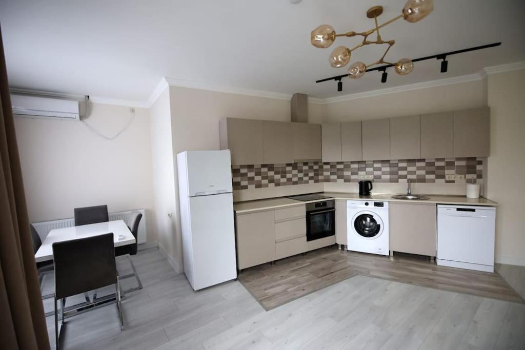 Persona Rooms Zugdidi ภายนอก รูปภาพ